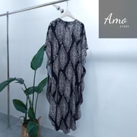 فستان لون أسود بنقشات كريمي مقاس واسع بزراير أمامي...