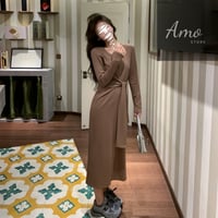 فستان لون بني أنيق بأكمام طويلة وحزام من نفس القما...