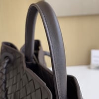 شنطة بوتيغا فينيتا لون عودي مشبك ذهبي الحجم الوسط...