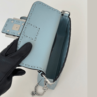 شنطة فيندي باغيت لون سماوي مقاس سمول Fendi Baguett...