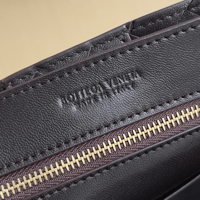 شنطة بوتيغا فينيتا لون عودي مشبك ذهبي الحجم الصغير...