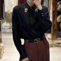 بلوزة لون أسود فخم بزراير أمامية بروش وردة لون ذهب...