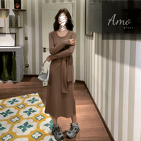 فستان لون بني أنيق بأكمام طويلة وحزام من نفس القما...