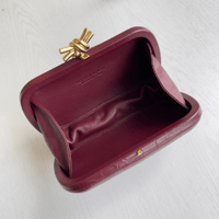 بوتيغا فينيتا كلاتش جلد تمساح بسلسلة وعقدة Bottega...