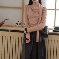 بلوزة ناعمة لون زهري بزوائد لون بني غامق وكرافت MA...