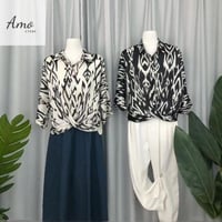 بلوزة واسعة خامة ناعمة مشجرة بياقة و بأزرار أمامية...