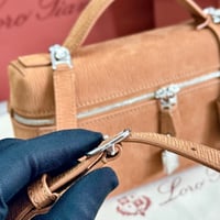 شنطة لورو بيانا إكسترا ال 23 جلد سويدي بلون الغزال...