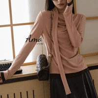 بلوزة ناعمة لون زهري بزوائد لون بني غامق وكرافت MA...