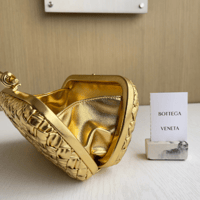 حقيبة الكلاتش الكلاسيكية الدائمة من بوتيغا BV تعود...