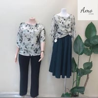 بلوزة واسعة خامة ناعمة مشجرة بياقة دائرية مع بروش...