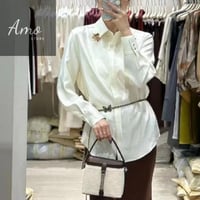 بلوزة لون سكري أوف وايت بزراير أمامية بروش وردة لو...