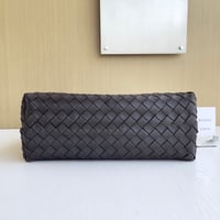 شنطة بوتيغا فينيتا لون عودي مشبك ذهبي الحجم الوسط...