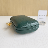 بوتيغا فينيتا كلاتش جلد تمساح بسلسلة وعقدة Bottega...