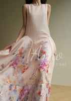 فستان ميدي بتصميم الزهور من الكتان بألوان محايدة M...