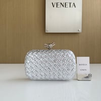 حقيبة الكلاتش الكلاسيكية الدائمة من بوتيغا BV تعود...