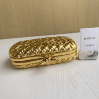 حقيبة الكلاتش الكلاسيكية الدائمة من بوتيغا BV تعود...