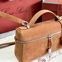 شنطة لورو بيانا إكسترا ال 23 جلد سويدي بلون الغزال...