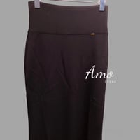 تنورة أسود متوسطة الطول مصنوعة من خامة استرتش خصر...