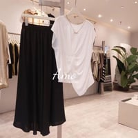 بلوزة لون أبيض صيفي ب درابي من الوسط نهاية لف MABL...