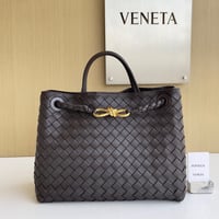 شنطة بوتيغا فينيتا لون عودي مشبك ذهبي الحجم الوسط...