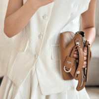 شنطة فيندي باغيت لون بني مقاس سمول Fendi Baguette...