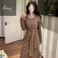 فستان لون بني أنيق بأكمام طويلة وحزام من نفس القما...