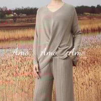 كنزة نسائية على شكل لف ورده خامة صوف ناعمة مقاسها...