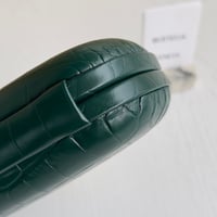 بوتيغا فينيتا كلاتش جلد تمساح بسلسلة وعقدة Bottega...