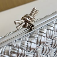 حقيبة الكلاتش الكلاسيكية الدائمة من بوتيغا BV تعود...