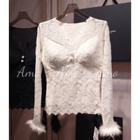 بلوزة قماش دانتيل ناعم مخصرة بزراير أمامية أكمام ط...