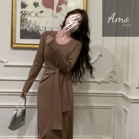 فستان لون بني أنيق بأكمام طويلة وحزام من نفس القما...