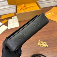 محفظة Wallet on Chain Ivy العصرية من لويس فيتون M8...