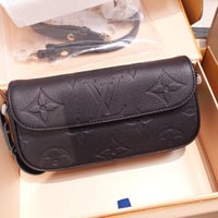 محفظة Wallet on Chain Ivy العصرية من لويس فيتون M8...