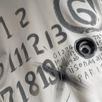 تي شيرت رجالي قطن لون أبيض بأكمام قصيرة وياقة مدور...