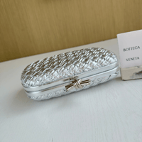 حقيبة الكلاتش الكلاسيكية الدائمة من بوتيغا BV تعود...