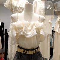 بلوزة ناعمة أوف شولدر او علاقي مزينة بحبات اللولوء...