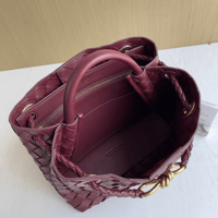 شنطة بوتيغا فينيتا لون برغندي مشبك ذهبي الحجم الصغ...