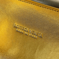 حقيبة الكلاتش الكلاسيكية الدائمة من بوتيغا BV تعود...