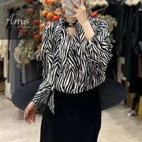 بلوزة لون أسود مع ابيض مشجر ب درابي مخصر و ياقة لف...