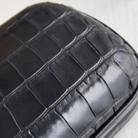 بوتيغا فينيتا كلاتش جلد تمساح بسلسلة وعقدة Bottega...