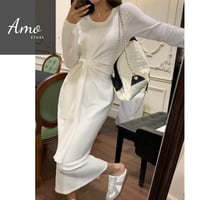 فستان لون أبيض أنيق بأكمام طويلة وحزام من نفس القم...