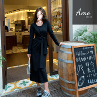 فستان لون أسود أنيق بأكمام طويلة وحزام من نفس القم...