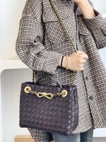 شنطة بوتيغا فينيتا لون بني عودي الحجم الصغير ANDIA...