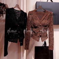 بلوزة أكمام طويلة قماش دانتيل ناعم مخصرة بزراير أم...