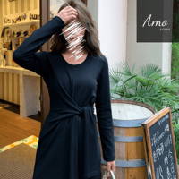 فستان لون أسود أنيق بأكمام طويلة وحزام من نفس القم...