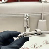 شنطة لورو بيانا إكسترا ال 23 لون رمادي فاتح