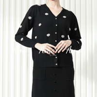 كنزة نسائية بزراير أمامية و ورود خامة ناعمة مقاسها...