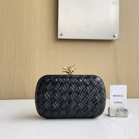 حقيبة الكلاتش الكلاسيكية الدائمة من بوتيغا BV تعود...