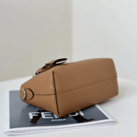 شنطة فيندي باغيت لون بني مقاس سمول Fendi Baguette...