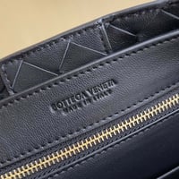 شنطة بوتيغا فينيتا لون أسود مشبك ذهبي الحجم الصغير...